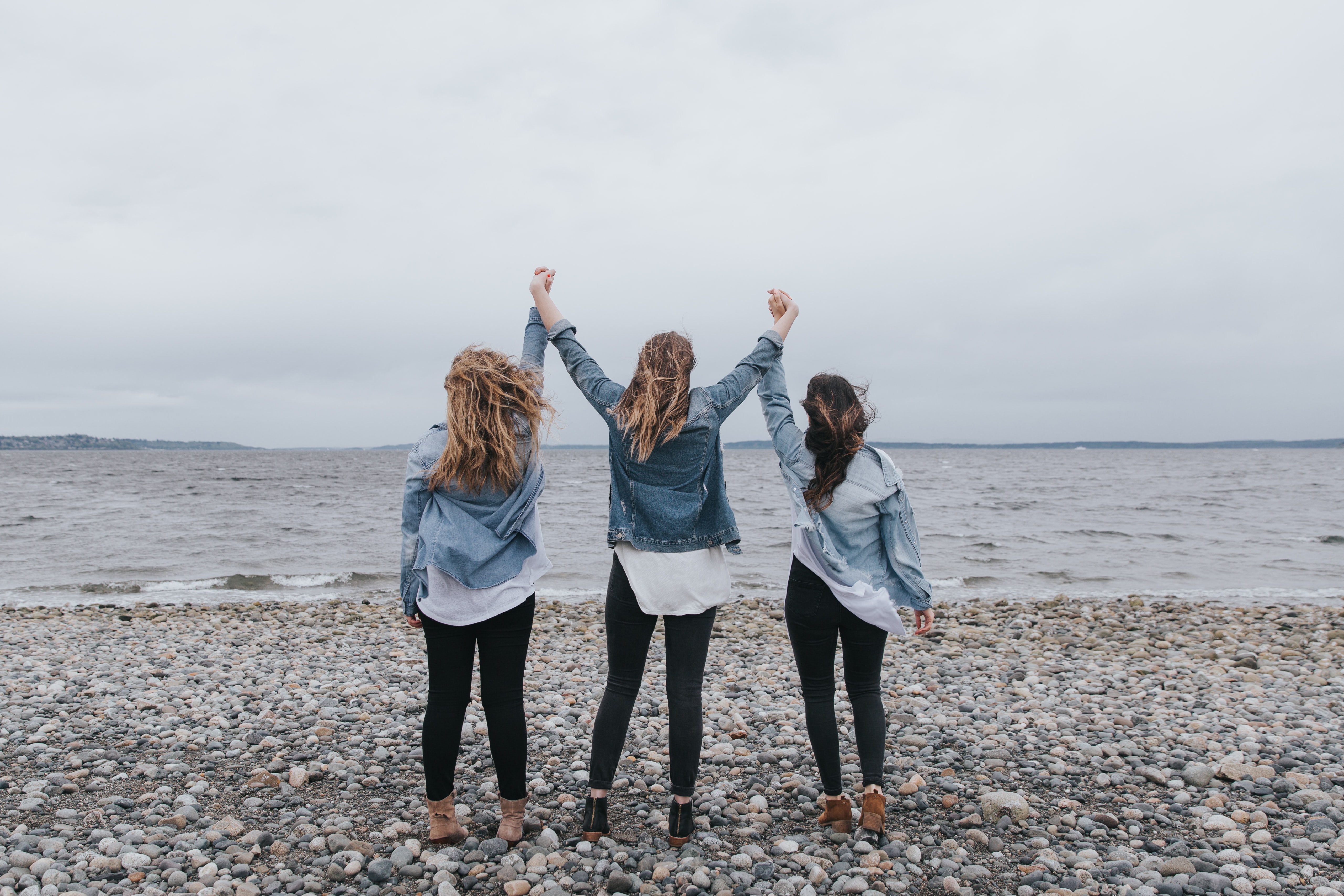 3 mujeres alzando los brazos 