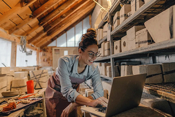 Chica joven trabajando con portátil