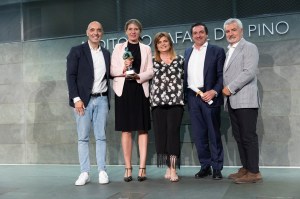 Equipo de Salesforce recibiendo en premio Alares