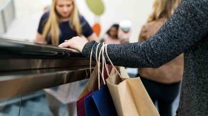 Chica sujetando bolsas