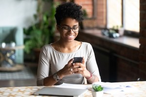 Una mujer utiliza su smartphone en un escritorio