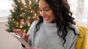 Mujer comprando online con tablet