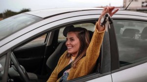 Mujer sosteniendo las llaves de un automóvil nuevo