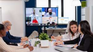 Personas en la oficina durante una reunión en Zoom