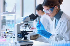 Mujer en un laboratorio