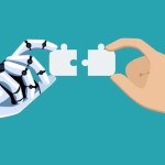 une main de robot et une main humaine tenant une pièce de puzzle