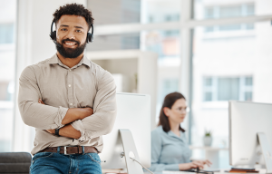 Hombre orgulloso y sonriente en una empresa de telemercadeo.